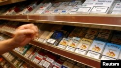 Paket rokok dipajang di rak sebuah toko di Paris, 6 Agustus 2007. (Foto: dok). Perusahaan-perusahaan tembakau diperintahkan untuk memasukkan pernyataan baru pada paket rokok pada November 2018.