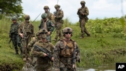 澳大利亚与美国和菲律宾三国军人2023年8月25日参与联合演习。（澳大利亚国防部照片）