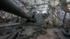 Un soldado de la 12.ª Brigada de Fuerzas Especiales Azov de la Guardia Nacional se prepara para disparar un cañón autopropulsado M109 Paladin de 155 mm hacia posiciones rusas en la línea del frente, cerca de Kreminna, región de Luhansk, Ucrania, el domingo 28 de enero de 2024.