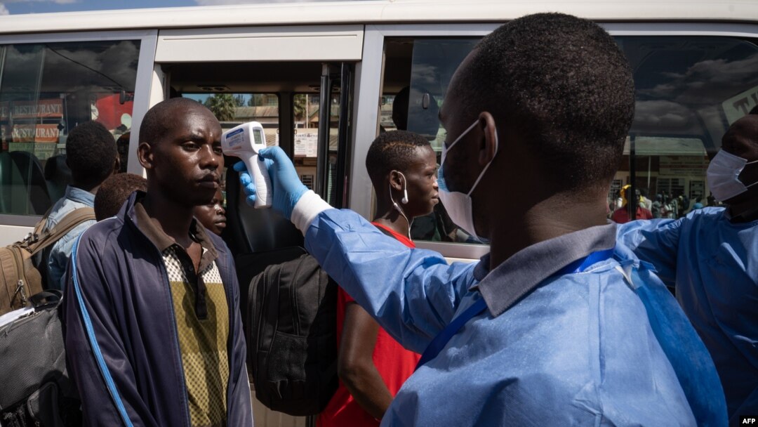 Umukozi w'ikigo gishinzwe ubuzima mu Rwanda apima umuturage Virusi ya Corona