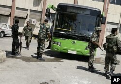 Des soldats syriens dans la banlieue de Damas