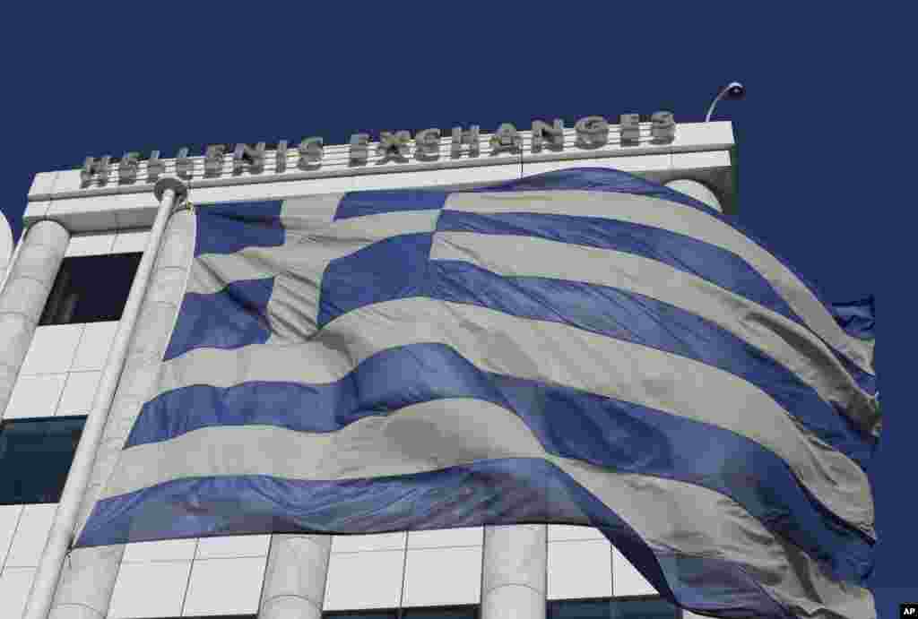 Greece was forced to call early national elections on Monday, stoking financial concerns as investors worry the main opposition party will win and renege on the country&#39;s bailout deal.&nbsp;​In this photo, the Greek flag waves outside the stock exchange in Athens, Greece, Dec. 29, 2014.&nbsp;