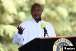 Presiden Uganda Yoweri Museveni menghadiri konferensi pers setelah pembicaraan dengan Menteri Luar Negeri Rusia Sergei Lavrov di Entebbe, Uganda 26 Juli 2022. (Kementerian Luar Negeri Rusia/Selebaran via REUTERS)
