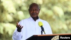 Rais wa Uganda Yoweri Museveni akihudhuria mkutano na waandishi wa habari kufuatia mazungumzo na Waziri wa Mambo ya Nje wa Russia Sergei Lavrov huko Entebbe, Uganda Julai 26, 2022