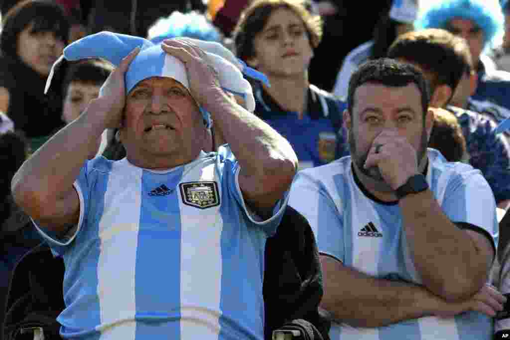 Fans Argentina, yang menonton di layar raksasa di Buenos Aires, bereaksi setelah tim negara mereka kalah dari Arab Saudi pada Piala Dunia di Qatar, Selasa, 22 November 2022 (Foto: AP)