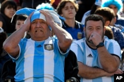 Argentinian fans react to their team's loss to Saudi Arabia in the World Cup on November 22, 2022. (AP Photo/Gustavo Garello)