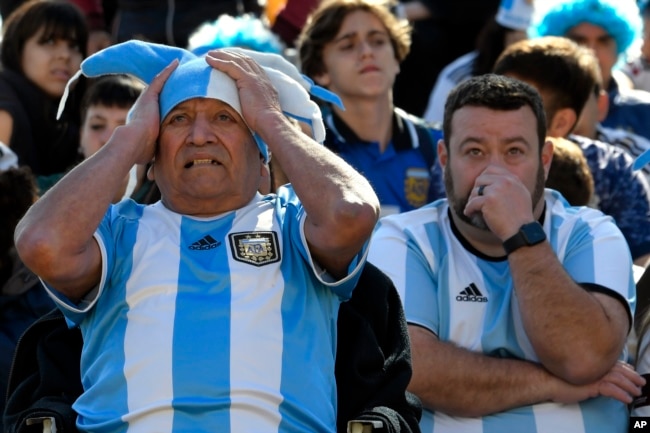 Argentinian fans react to their team's loss to Saudi Arabia in the World Cup on November 22, 2022. (AP Photo/Gustavo Garello)