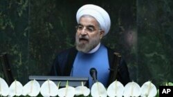 Presiden baru Iran, Hasan Rouhani berpidato di depan parlemen Iran setelah acara sumpah jabatan di Teheran, Iran (4/8). 