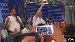 Eng Chhay Eang, vice president of CNRP, raised his hand to vote for its party's amendment of statues, Phnom Penh, Cambodia, Tuesday April 25, 2017. (Hul Reaksmey/VOA Khmer) 