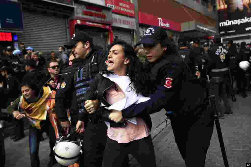 Polisi menangkap para pengunjuk rasa yang berpawai pada Hari Buruh di Istanbul, 1 Mei 2017.