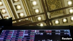 El logotipo de Walt Disney Company se muestra sobre el piso de la Bolsa de Nueva York poco después de la campana de cierre, ya que el mercado se hunde significativamente en Nueva York, EE. UU.