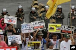 在美菲軍演開始儀式現場外，一些民眾舉行抗議。