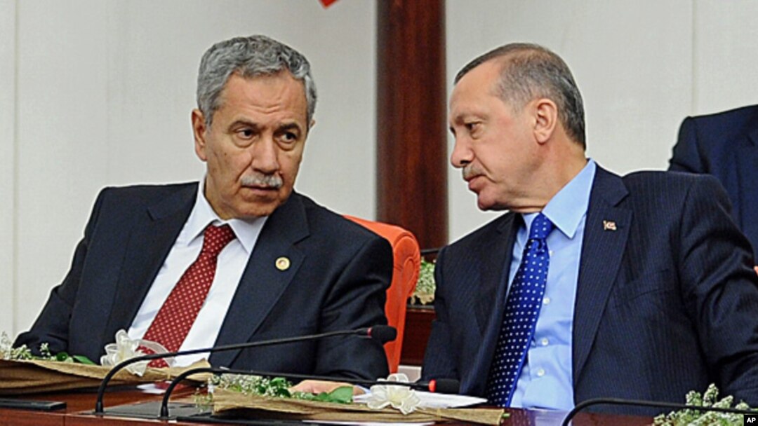Perdana Menteri Turki Recep Tayyip Erdogan (kanan) dan wakilnya Bulent Arinc. (Foto: Dok)