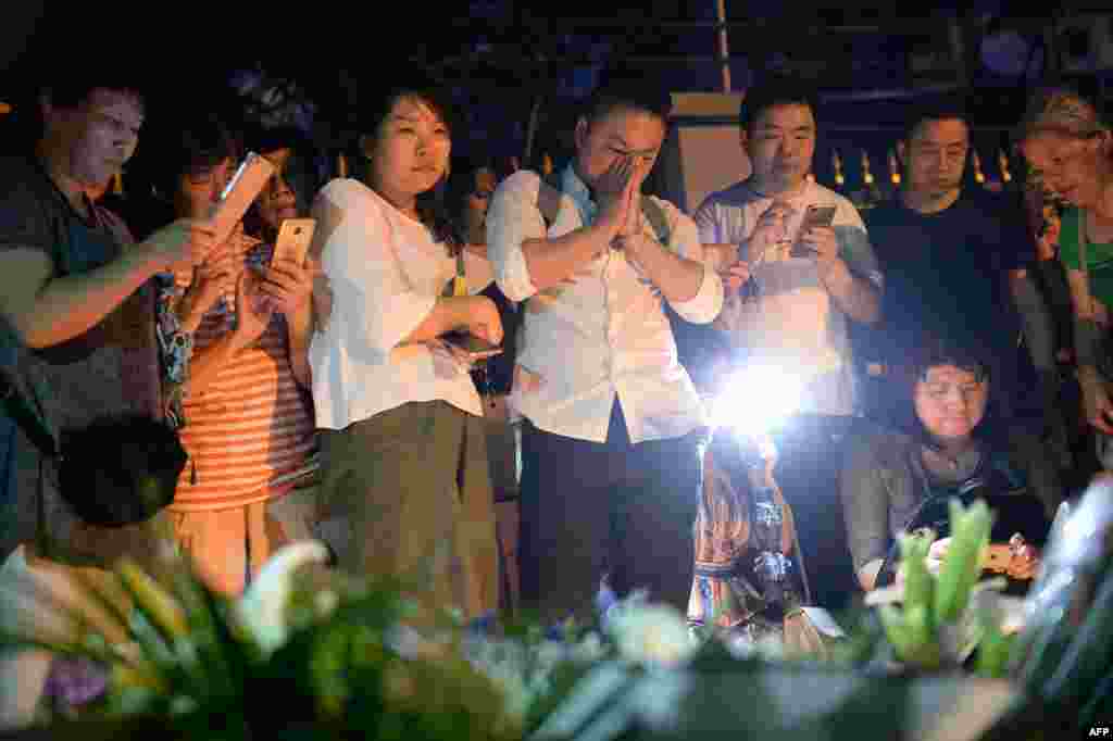 2018年6月28日，人们在上海举行烛光守夜活动，纪念6月26日在校门口被砍身亡的两名小学生。上海媒体没有及时报道这一杀害儿童案件。美国的&ldquo;中国数字时代&rdquo;网站发表推文说：&ldquo;中国数字时代编辑检索了上海《新民晚报》《新闻晨报》《文汇报》和《解放日报》2018年6月29日电子版的所有报道内容，从头版到末版。没有。一篇都没有。&rdquo;