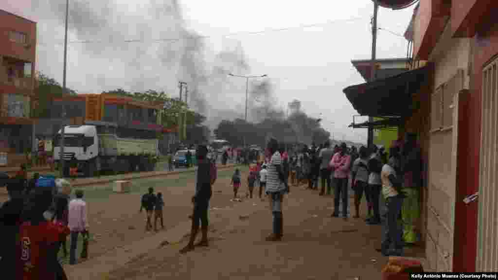 Des foules en atttente de rares moyens de transport, manifestent leur colère lors de la grève des conducteurs de taxi, à Luanda, Angola, 5 octobre 2015
