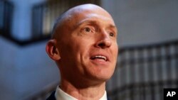 ທ່ານ Carter Page, ທີ່ປຶກສາດ້ານນະໂຍບາຍ ການຕ່າງປະເທດ ຂອງທ່ານດໍໂນລ ທຣຳ ໃນການລົງແຂ່ງຂັນເປັນປະທານາທິບໍດີ ໃນປີ 2016, ກ່າວຕໍ່ບັນດານັກຂ່າວ ຫຼັງຈາກການສອບຖາມ ໂດຍຄະນະກຳມະການສືບລັບ ຂອງສະພາຕ່ຳ, ຢູ່ທີ່ລັດຖະສະພາ ຫຼື Capitol Hill ໃນນະຄອນຫຼວງ ວໍຊິງຕັນ, ວັນທີ 2 ພະຈິກ 2017.