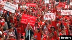 اعضای گروه هوادار دولت موسوم به «پيراهن سرخ» در تظاهرات در نزديکی بانکوک -- يکشنبه ۲۱ ارديبهشت (۱۱ مه)