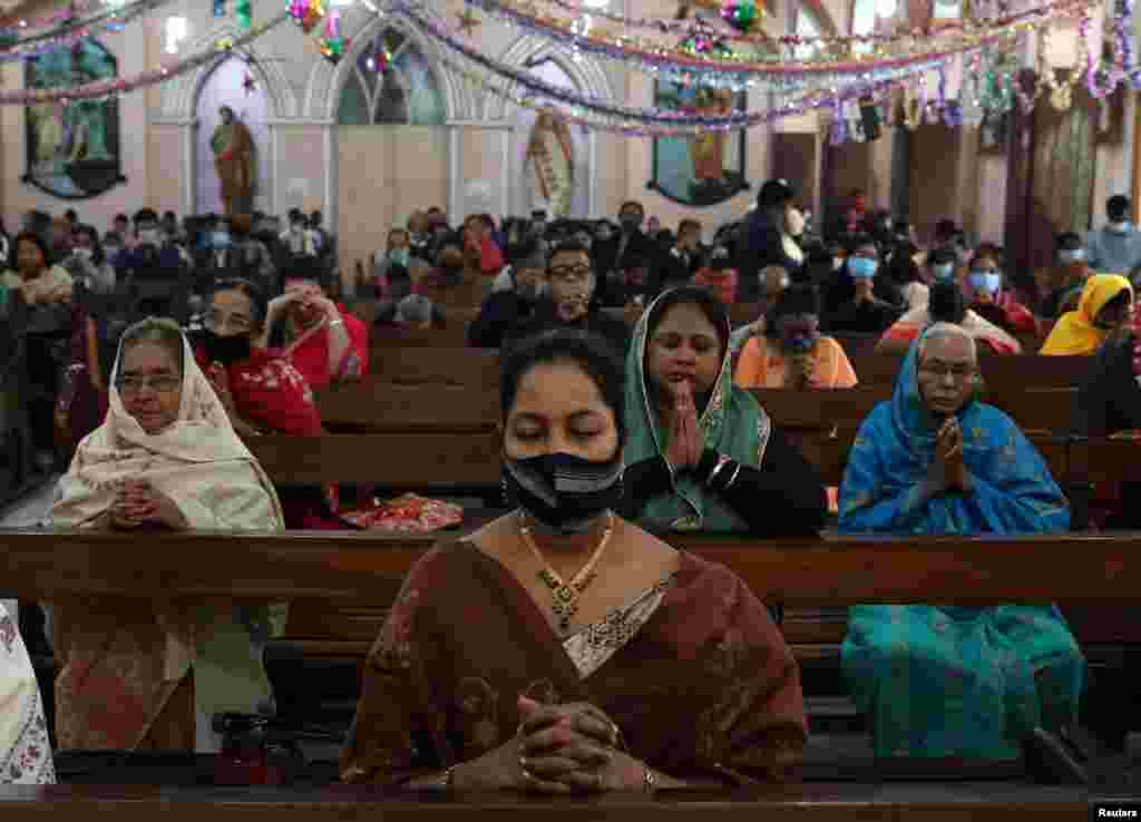 بھارت کے شہر کولکتہ میں ہونے والی کرسمس تقریبات میں خواتین نے ماسک پہن کر شرکت کی۔&nbsp;