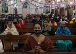 Para jemaah berdoa selama perayaan Natal, di tengah penyebaran COVID-19, di Kolkata, India, 25 Desember 2020. (Foto: REUTERS/Rupak De Chowdhuri)