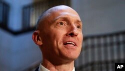 Carter Page, penasihat kebijakan luar negeri untuk kampanye kepresidenan Donald Trump 2016, berbicara dengan wartawan setelah seharian mengajukan pertanyaan dari Komite Intelijen DPR, di Capitol Hill di Washington, 2 November 2017. (Foto: AP)