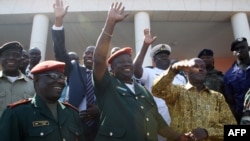 Le président José Mario Vaz, à droite, et quelques leaders de l'armée, le 20 mai 2014.( Archives)