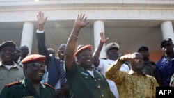 Le président élu José Mario Vaz, à droite, et le chef d’état-major de l’armée bissau-guinéenne, le général Antonio Indjai, au centre, après une rencontre au palais de la République à Bissau, le 20 mai 2014.