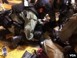 Hong Kong police make arrests after charging into the protesters in Sheung Wan, not far from the Beijing Liaison Office located in Sai Wan, Western District, July 28, 2019. (Dahai Han/VOA Mandarin Service)