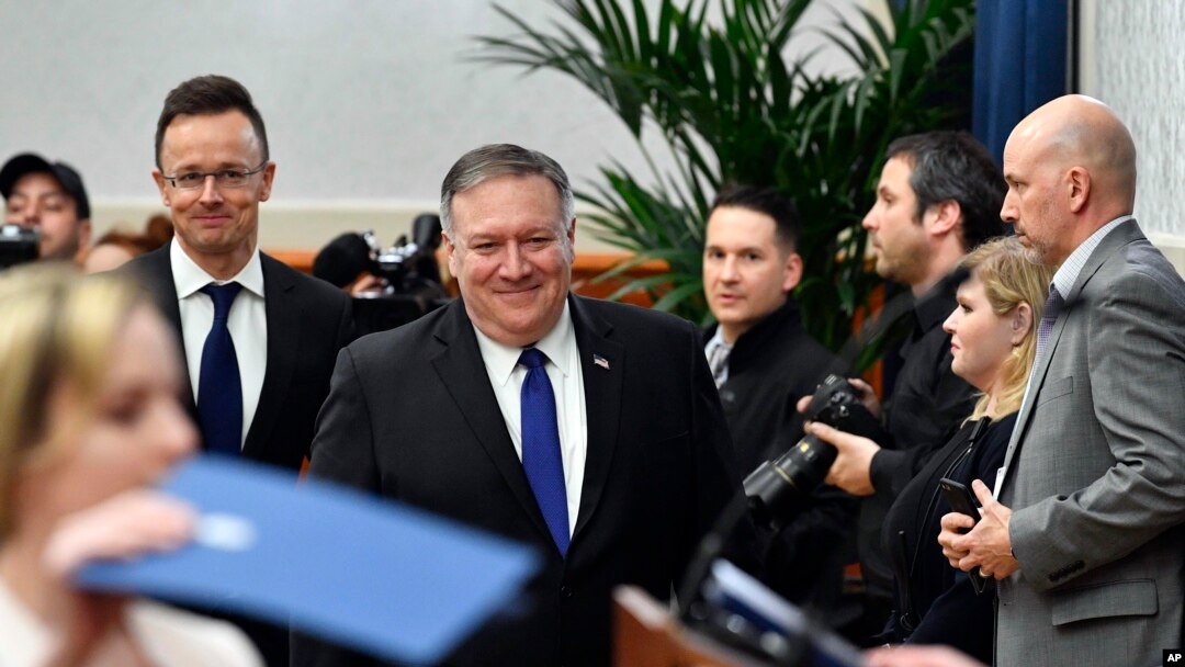 Menteri Luar Negeri Hongaria Peter Szijjarto (tengah) dan Mengeri Luar Negeri AS Mike Pompeo (tengah), tiba untuk menghadiri konferensi pers setelah pertemuan di Budapes, Hongaria, Senin, 11 Februari 2019.