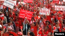 Para aktivis gerakan politik “Kaos Merah” melakukan unjuk rasa di pinggiran Bangkok tahun lalu (foto: dok).