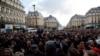 Multidão em frente à Ópera de Paris, 18 de Junho de 2020