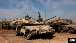 اسرائیل حماس جنگ میں غزہ میں اسرائیلی ٹینک؛ فائل فوٹو اے ایف پی