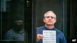 Paul Whelan, un exmarine estadounidense que fue arrestado por presunto espionaje, escucha el veredicto en una corte en Moscú, Rusia, el lunes, 15 de junio de 2020.