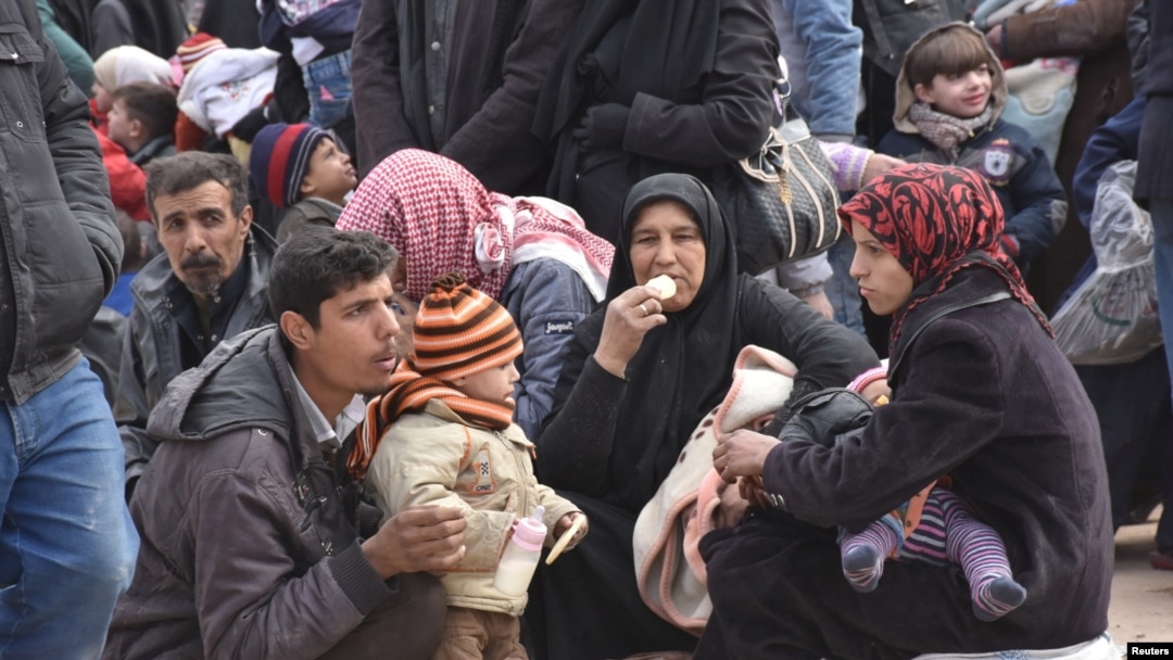 Warga Suriah yang melakukan evakuasi dari Aleppo timur menunggu naik bus di wilayah Aleppo yang dikuasai pemerintah (29/11).