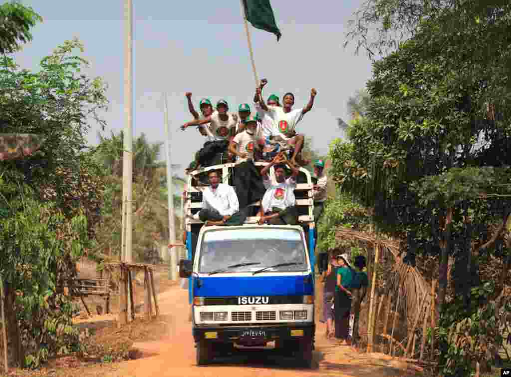 Supporters of the Union Solidarity and Development (USDP) Party sing party songs in Kawhmu Township, March 30, 2012. (Reuters)