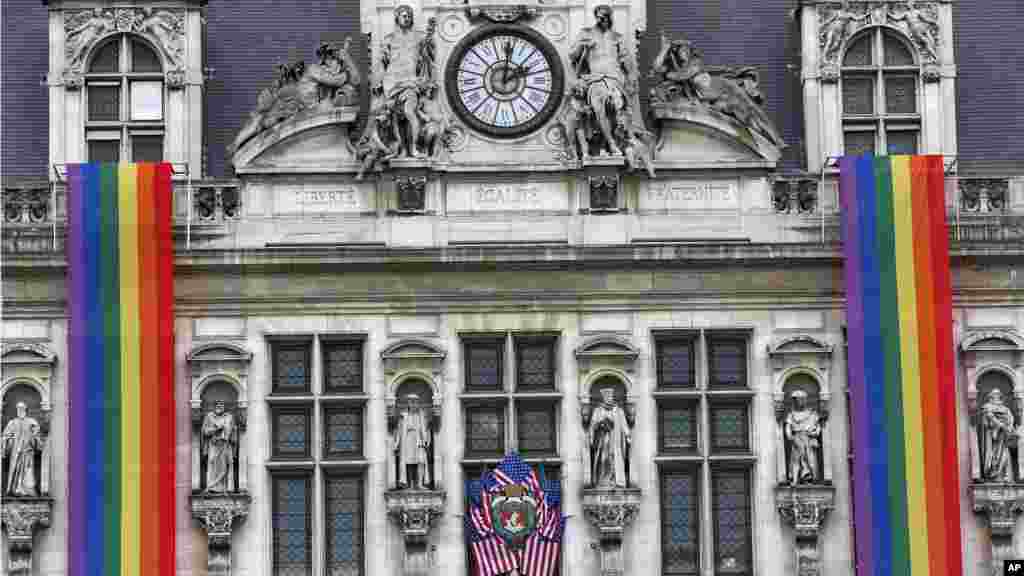 Des drapeaux de plusieurs couleurs en hommage des victimes de Pulse, Paris, le 13 juin, 2016.