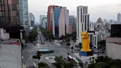 La emblemática Avenida Reforma de Ciudad de México prácticamente vacía por el brote del COVID-19.