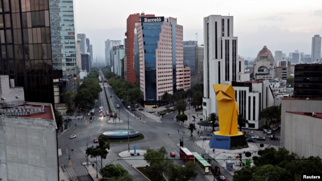 La emblemática Avenida Reforma de Ciudad de México prácticamente vacía por el brote del COVID-19.