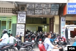 A pay-per-lesson English class along road 164 on the southeast corner of Baktouk High School in Phnom Penh, Cambodia, at around 6 PM on July 17, 2015. (Sou Pisen/VOA Khmer)