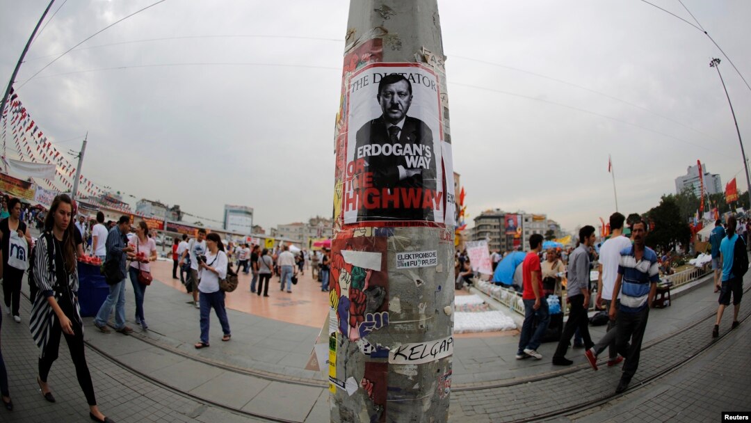 Sebuah poster bergambar PM Turki Tayyip Erdogan dipasang oleh para demonstran di Lapangan Taksim (7/6). PM Turki akan menggelar sidang kepemimpinan partainya, sementara protes anti-pemerintah di negaranya terus berlangsung memasuki hari ke-9.