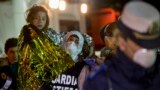 دختربچه جوانی به ساحل بندر پوزالو در سيسيلی (ايتاليا) حمل می&zwnj;شود - ۳۱ فروردين ۱۳۹۴ (۲۰ آوريل ۲۰۱۵)
