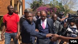 Opposition leader Tendai Biti who early this week fled to Zambia seeking asylum, arrives at the Harare Magistrates Court, Aug 10, 2018, to challenge his deportation from Zambia and his subsequent arrest. (C. Mavhunga for VOA)