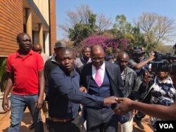 Opposition leader Tendai Biti who early this week fled to Zambia seeking asylum, arrives at the Harare Magistrates Court, Aug 10, 2018, to challenge his deportation from Zambia and his subsequent arrest. (C. Mavhunga/VOA)