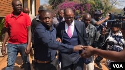 Opposition leader Tendai Biti who early this week fled to Zambia seeking asylum, arrives at the Harare Magistrates Court, Aug 10, 2018, to challenge his deportation from Zambia and his subsequent arrest.