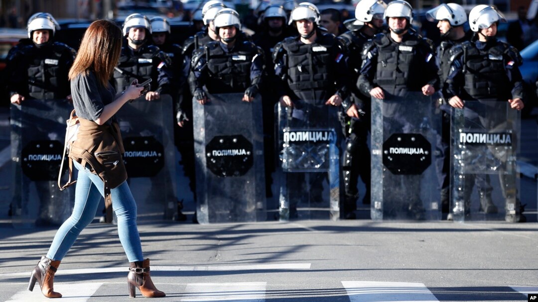 Žena ispred policijskog kordona postavljenog ispred sedišta policije u Bulevaru despota Stefana u Beogradu, 17. marta 2019.