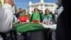 Des manifestants algériens du Hirak crient des slogans lors de leur manifestation hebdomadaire anti-gouvernementale dans la capitale Alger, le 21 février 2020. (Photo RYAD KRAMDI / AFP)