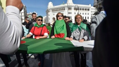 Des manifestants algériens du Hirak crient des slogans lors de leur manifestation hebdomadaire anti-gouvernementale dans la capitale Alger, le 21 février 2020. (Photo RYAD KRAMDI / AFP)