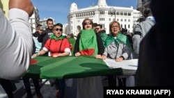 Des manifestants algériens du Hirak crient des slogans lors de leur manifestation hebdomadaire anti-gouvernementale dans la capitale Alger, le 21 février 2020. (Photo RYAD KRAMDI / AFP)