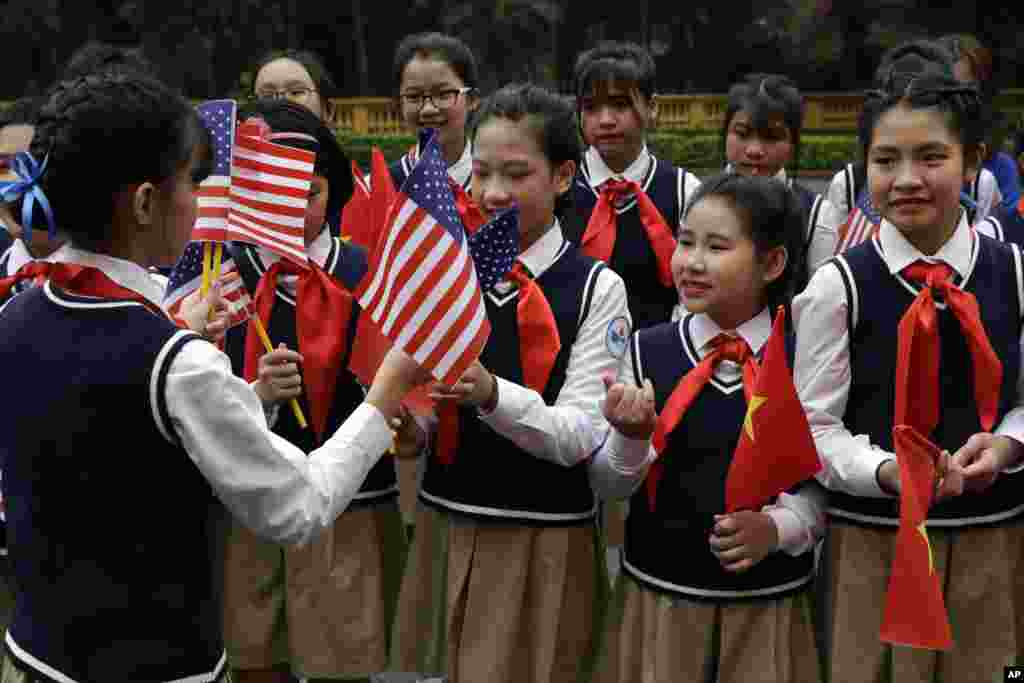 دیدار مقامهای آمریکا و ویتنام | پرزیدنت ترامپ بعد از ملاقات با رئیس جمهوری ویتنام به سمت ساختمان دولت این کشور رفت و در مسیر دانش آموزانی به افتخار سفر او حضور داشتند.