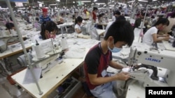 Công nhân làm việc tại một nhà máy ở Bắc Giang. IMF nói tăng trưởng cơ bản của Việt Nam được duy trì nhờ hoạt động sản xuất và đầu tư trực tiếp từ nước ngoài.