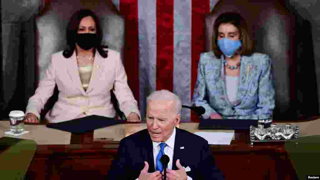 د لومړي ځل لپاره د امریکا یو ولسمشر د کانګرس په ودانۍ کې د دوو میرمنو ترمنځ ولاړ و. یوه یې مرستیاله او بله د کانګرس د مجلس رئیسه